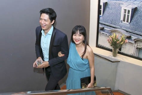 Bình Minh và vợ ton sur ton màu xanh rất tình cảm với nhau khi cùng tham quan shop của Lý Nhã Kỳ